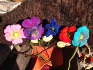 Atelier Fleurs en laine feutrée © Sylvie Delacour - Laine en Sy