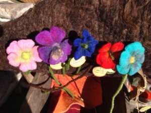 Atelier Fleurs en laine feutrée © Sylvie Delacour - Laine en Sy