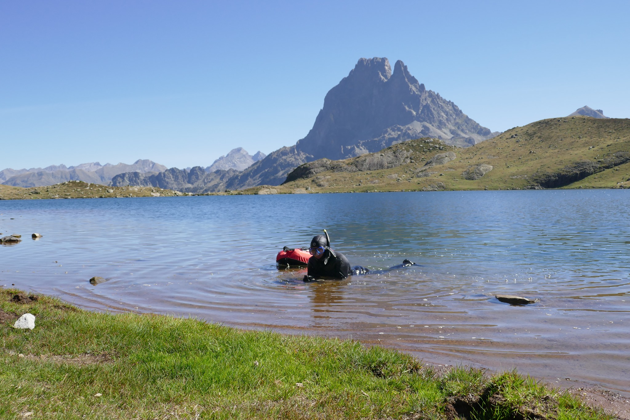 Des plongées botaniques dans les lacs d’altitude ? Quelle drôle d’idée ! © CBNPMP