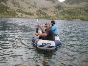 Carottage des sédiments lacustres sur le lac de Port Bielh avec le labo GEODE_Crédit photo_S.Rollet – Parc national des Pyrénées
